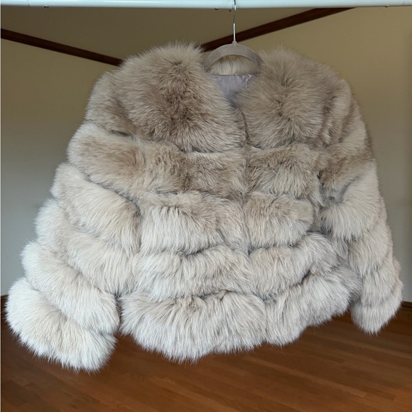 Luxurious Beige Fox Fur Coat - Picture 2 of 5